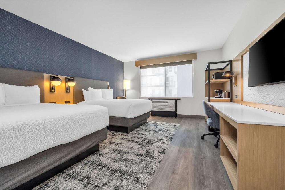 Queen Room with Two Queen Beds - Non-Smoking interior